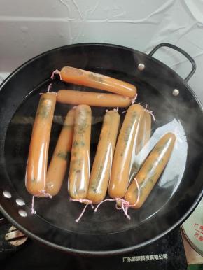 放入扎好的松花蛋肠，转小火开始慢慢给他养熟！似开非开的这种感觉最好！不能火太大！要不然会爆开！