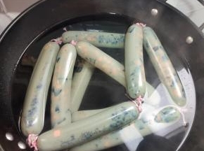 看松花蛋肠颜色慢慢变了！