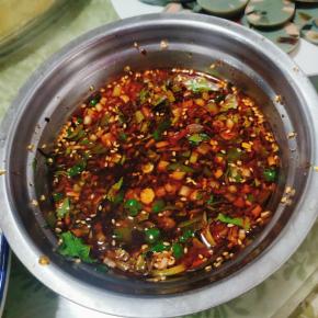 万能蘸料:

蒜末，盐，辣椒油，香醋，生抽，白糖，葱花，香菜，香油，鸡精搅拌均匀调成蘸料儿！