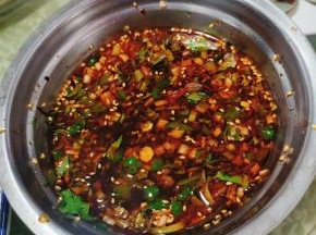 万能蘸料:

蒜末，盐，辣椒油，香醋，生抽，白糖，葱花，香菜，香油，鸡精搅拌均匀调成蘸料儿！