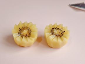 猕猴桃从中间切开再切片。