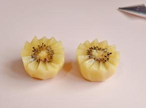 猕猴桃从中间切开再切片。