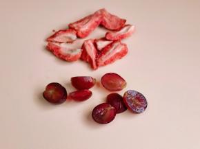 提子对半切去籽，冻干切小块。