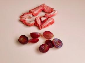 提子对半切去籽，冻干切小块。