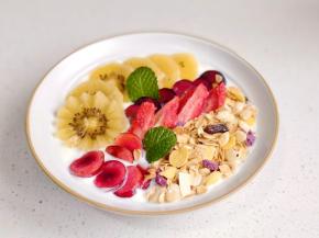 水果都摆入酸奶中，装饰薄荷味。