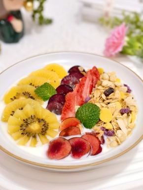 高颜值水果酸奶碗。