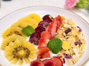 高颜值水果酸奶碗。