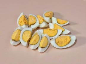 鸡蛋煮熟一切四。