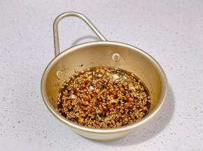 油醋汁食材混合搅拌均匀。