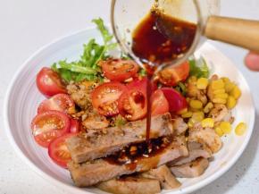 淋沙拉上拌匀即可享用。