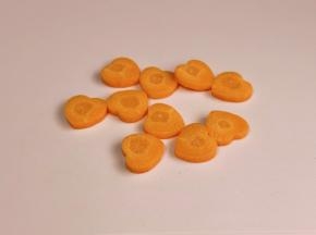 胡萝卜去皮切片。