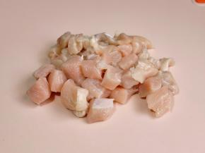 鸡胸肉切小块。