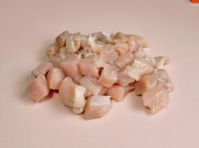 鸡胸肉切小块。