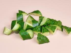 黄瓜切菱形块。