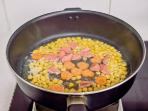 放入香肠和胡萝卜煮1分钟捞出。