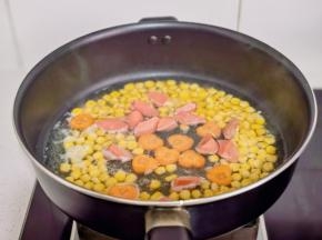 放入香肠和胡萝卜煮1分钟捞出。