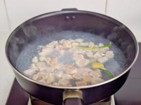 水开放入葱姜，鸡胸肉，煮5分钟捞出。
