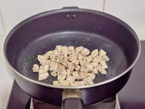 倒入锅中撒黑胡椒煎熟。