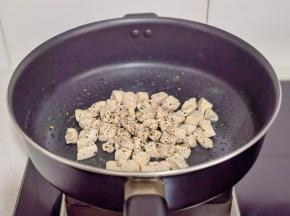 倒入锅中撒黑胡椒煎熟。