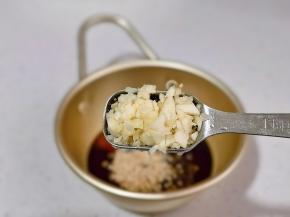 蒜末搅拌均匀。