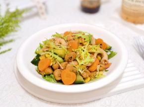 所有食材装盘，今上料汁。