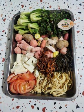 配菜随自己喜欢搭配，我准备的有：西红柿，千张，海带丝，豆腐，虫草花，甜不辣，各种火锅丸子，小青菜，香菜，鸡汤味浓汤宝！