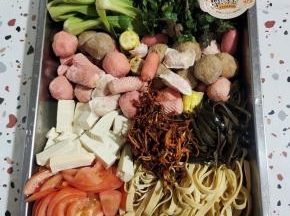 配菜随自己喜欢搭配，我准备的有：西红柿，千张，海带丝，豆腐，虫草花，甜不辣，各种火锅丸子，小青菜，香菜，鸡汤味浓汤宝！