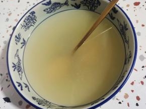 鸡汤味浓汤宝用开水冲开，当做高汤备用！