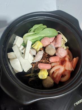 把准备好的配菜放进砂锅里！