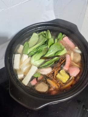 加入适量的高汤！(高汤加入砂锅八分满就可以了！)