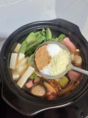 放入一勺盐，一勺味精，一勺鸡精，一大勺麻辣鲜调味！