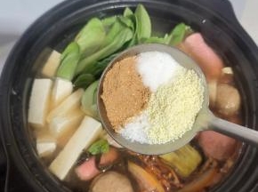 放入一勺盐，一勺味精，一勺鸡精，一大勺麻辣鲜调味！