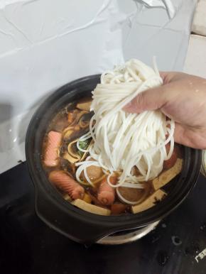 再放入一把泡好的米线！