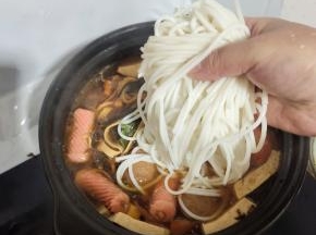 再放入一把泡好的米线！