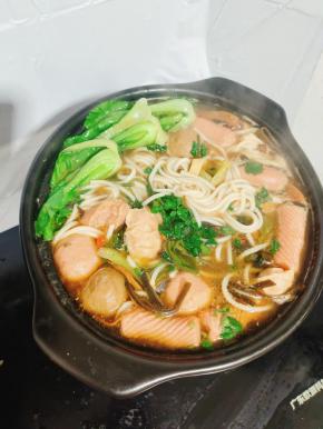 起锅前放入适量的香菜即可食用！