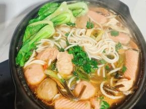 起锅前放入适量的香菜即可食用！