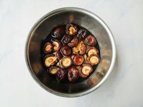 香菇温水泡发，