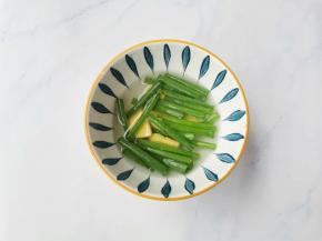 葱姜泡水。