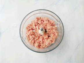 瘦肉绞肉机打成肉末。