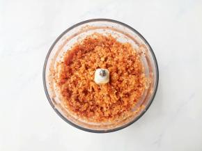 香菇、大蒜、胡萝卜一起打成碎末。