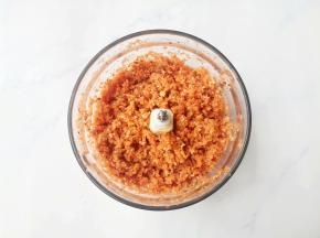 香菇、大蒜、胡萝卜一起打成碎末。