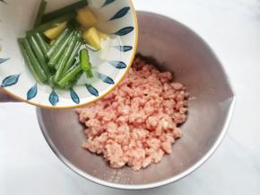 肉馅中加入葱姜末和泡葱姜的水，