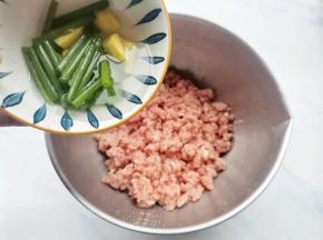 肉馅中加入葱姜末和泡葱姜的水，