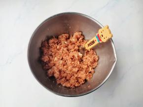 1个鸡蛋十少许盐，顺着一个方向搅打上劲，