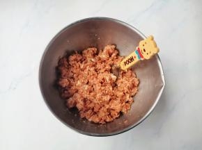 1个鸡蛋十少许盐，顺着一个方向搅打上劲，