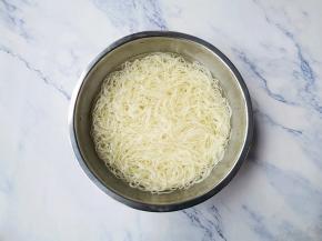 面条煮熟捞出过凉，