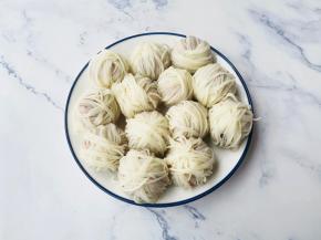 用控好水的面条将肉丸子不规则地包裹起来。