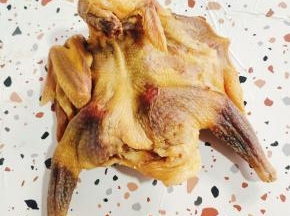 年前做的风干盐焗鸡。看看这颜色金黄透亮，多漂亮！
