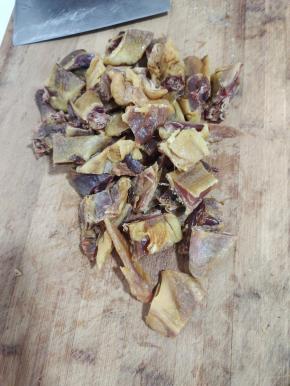 把风干盐焗鸡剁成小块！