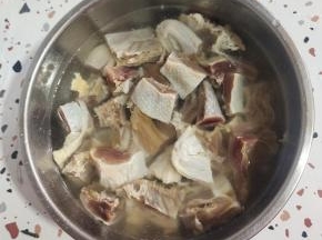 加入适量的温水浸泡半天！